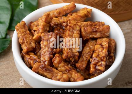 Schüssel mit frisch hausgemachtem indonesischen Sambal Tempeh Goreng aus nächster Nähe Stockfoto