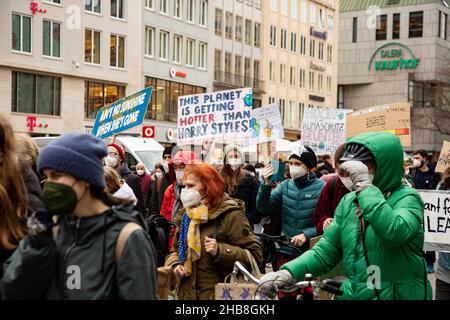 München, Deutschland. 17th Dez 2021. Am 17. Dezember 2021 nahmen 265 Menschen an einer Demonstration in München Teil, um den dritten Geburtstag des Freitags für das zukünftige München zu feiern. Sie protestieren auch für das Pariser Abkommen, das 1,5-Grad-Ziel und die Klimagerechtigkeit. (Foto: Alexander Pohl/Sipa USA) Quelle: SIPA USA/Alamy Live News Stockfoto