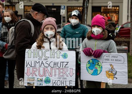 München, Deutschland. 17th Dez 2021. Am 17. Dezember 2021 nahmen 265 Menschen an einer Demonstration in München Teil, um den dritten Geburtstag des Freitags für das zukünftige München zu feiern. Sie protestieren auch für das Pariser Abkommen, das 1,5-Grad-Ziel und die Klimagerechtigkeit. (Foto: Alexander Pohl/Sipa USA) Quelle: SIPA USA/Alamy Live News Stockfoto