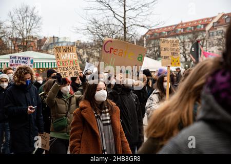 München, Deutschland. 17th Dez 2021. Am 17. Dezember 2021 nahmen 265 Menschen an einer Demonstration in München Teil, um den dritten Geburtstag des Freitags für das zukünftige München zu feiern. Sie protestieren auch für das Pariser Abkommen, das 1,5-Grad-Ziel und die Klimagerechtigkeit. (Foto: Alexander Pohl/Sipa USA) Quelle: SIPA USA/Alamy Live News Stockfoto