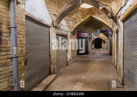 ZANJAN, IRAN - 13. APRIL 2018: Der Basar in Zanjan ist am Freitagstag, Iran, geschlossen Stockfoto