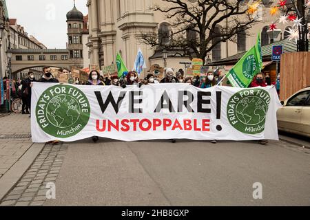 München, Deutschland. 17th Dez 2021. Am 17. Dezember 2021 nahmen 265 Menschen an einer Demonstration in München Teil, um den dritten Geburtstag des Freitags für das zukünftige München zu feiern. Sie protestieren auch für das Pariser Abkommen, das 1,5-Grad-Ziel und die Klimagerechtigkeit. (Foto: Alexander Pohl/Sipa USA) Quelle: SIPA USA/Alamy Live News Stockfoto