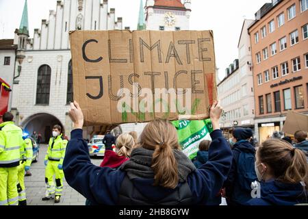 München, Deutschland. 17th Dez 2021. Am 17. Dezember 2021 nahmen 265 Menschen an einer Demonstration in München Teil, um den dritten Geburtstag des Freitags für das zukünftige München zu feiern. Sie protestieren auch für das Pariser Abkommen, das 1,5-Grad-Ziel und die Klimagerechtigkeit. (Foto: Alexander Pohl/Sipa USA) Quelle: SIPA USA/Alamy Live News Stockfoto