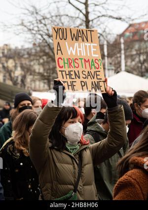 München, Deutschland. 17th Dez 2021. Am 17. Dezember 2021 nahmen 265 Menschen an einer Demonstration in München Teil, um den dritten Geburtstag des Freitags für das zukünftige München zu feiern. Sie protestieren auch für das Pariser Abkommen, das 1,5-Grad-Ziel und die Klimagerechtigkeit. (Foto: Alexander Pohl/Sipa USA) Quelle: SIPA USA/Alamy Live News Stockfoto