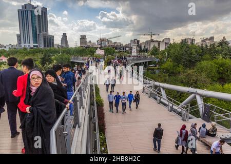 TEHERAN, IRAN - 14. APRIL 2018: Blick auf die Fußgängerbrücke von Tabiat in Teheran, Iran Stockfoto