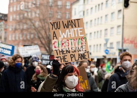 München, Deutschland. 17th Dez 2021. Am 17. Dezember 2021 nahmen 265 Menschen an einer Demonstration in München Teil, um den dritten Geburtstag des Freitags für das zukünftige München zu feiern. Sie protestieren auch für das Pariser Abkommen, das 1,5-Grad-Ziel und die Klimagerechtigkeit. (Foto: Alexander Pohl/Sipa USA) Quelle: SIPA USA/Alamy Live News Stockfoto