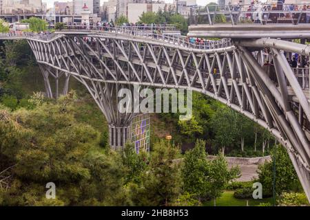 TEHERAN, IRAN - 14. APRIL 2018: Blick auf die Fußgängerbrücke von Tabiat in Teheran, Iran Stockfoto