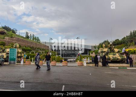 TEHERAN, IRAN - 14. APRIL 2018: Eingang des Museums der Heiligen Verteidigung in Teheran, Iran Stockfoto