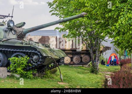 TEHERAN, IRAN - 14. APRIL 2018: Militärische Ausstellungen im Holy Defense Museum in Teheran, Iran Stockfoto