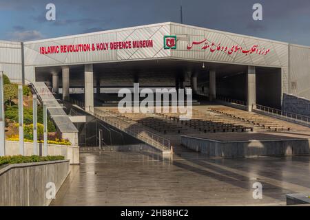 TEHERAN, IRAN - 14. APRIL 2018: Eingang des Museums der Heiligen Verteidigung in Teheran, Iran Stockfoto