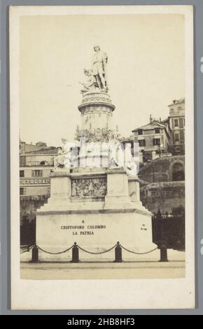 Denkmal von Christoph Kolumbus in Genua, C. Hodcend (auf Objekt erwähnt), Lorenzo Bartolini, Genua, 1855 - 1885, Karton, Papier, Albumin-Druck, Höhe 104 mm × Breite 63 mm Stockfoto