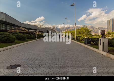 TEHERAN, IRAN - 14. APRIL 2018: Militärische Ausstellungen im Holy Defense Museum in Teheran, Iran Stockfoto