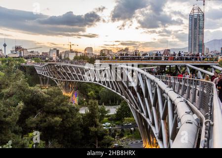 TEHERAN, IRAN - 14. APRIL 2018: Abendansicht der Fußgängerbrücke Tabiat in Teheran, Iran Stockfoto