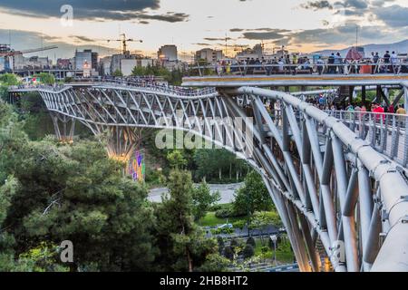 TEHERAN, IRAN - 14. APRIL 2018: Blick auf die Fußgängerbrücke von Tabiat in Teheran. Stockfoto