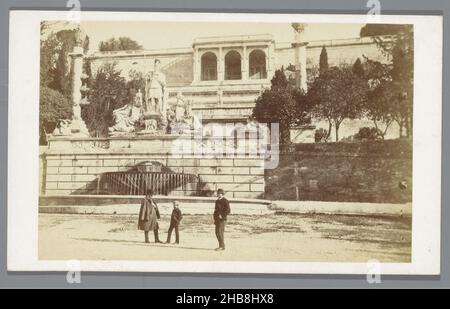 Drei Personen vor der Fontana della Dea Roma auf der Piazza del Popolo, Rom, anonym, Giuseppe Valadier, Rom, 1855 - 1885, Karton, Papier, Albumdruck, Höhe 63 mm × Breite 106 mm Stockfoto