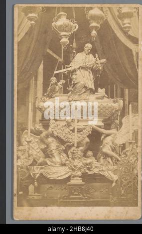 Grab des Johannes Nepomucenus in der Kathedrale St. Veits, Prag, Grab des heil. Johannes von Nepomuk im Dom zu Prag, unbekannt, Johann Joseph Wirth, Praag, 1855 - 1885, Karton, Papier, Albumin-Print, Höhe 104 mm × Breite 62 mm Stockfoto
