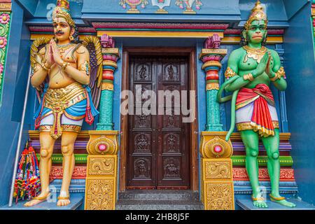 SINGAPUR, SINGAPUR - 10. MÄRZ 2018: Garuda und Hanuman Gottheitsbild im Sri Vadadathira Kaliamman Tempel im Kleinen Indien von Singapur. Stockfoto