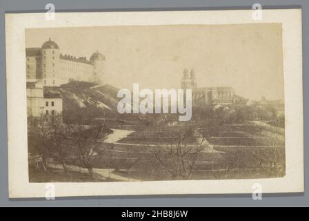 Ansicht von Uppsale, mit der Kathedrale und dem Schloss, Uppsal (Titel auf Objekt), anonym, Uppsale, 1855 - 1885, Karton, Papier, Albumin-Druck, Höhe 63 mm × Breite 102 mm Stockfoto