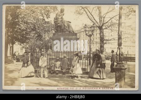 Statue von Jean-Jacques Rousseau in Genf, Statue de J.J. Rousseau a Geneve (Titel auf Objekt), Auguste Garcin (auf Objekt erwähnt), Jean-Jacques Pradier, Genève, 1853 - 1895, Karton, Papier, Albumin-Druck, Höhe 66 mm × Breite 105 mm Stockfoto