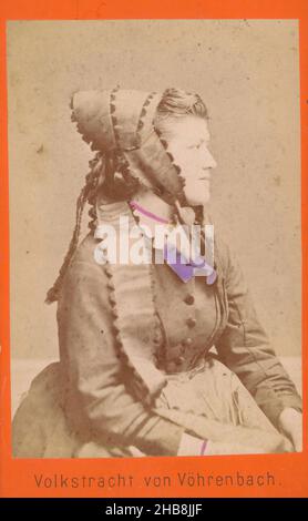 Porträt einer unbekannten Frau in Kostüm aus Vöhrenbach, Deutschland, Volkstracht von Vöhrenbach (Titel auf Objekt), anonym, 1854 - 1885, Papier, Karton, Albumin-Print, Höhe 105 mm × Breite 62 mm Stockfoto