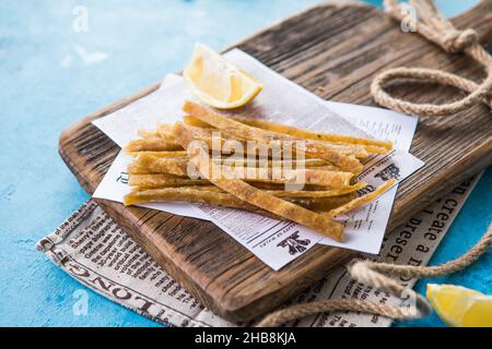 Getrockneter und gesalzener Thunfisch in einem Holzbrett Biersnack Stockfoto