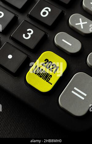 Textunterschrift präsentiert 2021 Loading.... Wort geschrieben auf einem Jahr, bestehend aus einer Reihe von Veranstaltungen, die noch immer Schreibmaschine Endbenutzer-Lizenz Stockfoto