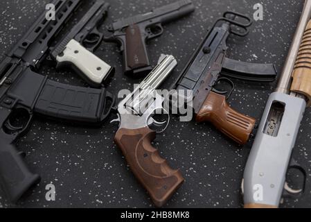 Feuerwaffen sind zu sehen. Stillleben der Waffen über dem Tisch Stockfoto