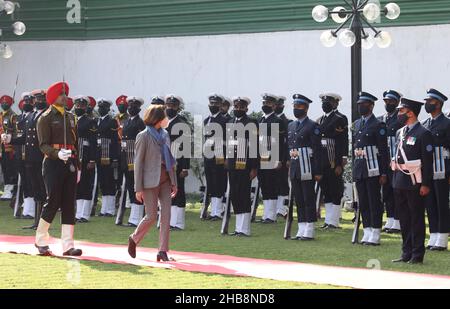 Neu-Delhi, Indien. 17th Dez 2021. Die französische Verteidigungsministerin Florence Parly inspiziert in Vigyan Bhawan die Ehrengäste der drei Dienste.die französische Verteidigungsministerin Florence Parly nimmt an einem Treffen des jährlichen Verteidigungsdialogs 3rd zwischen Indien und Frankreich in Vigyan Bhawan in Neu-Delhi Teil. Sie war sehr glücklich, dass die indische Luftwaffe mit ihrem Rafale zufrieden ist, und trotz COVID-19 werden die 36 Flugzeuge gemäß dem Vertrag pünktlich ausgeliefert. Dies ist der Besuch des französischen Ministers in Indien im Jahr 2nd in zwei Jahren. Kredit: SOPA Images Limited/Alamy Live Nachrichten Stockfoto