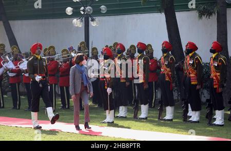 Neu-Delhi, Indien. 17th Dez 2021. Die französische Verteidigungsministerin Florence Parly inspiziert in Vigyan Bhawan die Ehrengäste der drei Dienste.die französische Verteidigungsministerin Florence Parly nimmt an einem Treffen des jährlichen Verteidigungsdialogs 3rd zwischen Indien und Frankreich in Vigyan Bhawan in Neu-Delhi Teil. Sie war sehr glücklich, dass die indische Luftwaffe mit ihrem Rafale zufrieden ist, und trotz COVID-19 werden die 36 Flugzeuge gemäß dem Vertrag pünktlich ausgeliefert. Dies ist der Besuch des französischen Ministers in Indien im Jahr 2nd in zwei Jahren. (Foto von Naveen Sharma/SOPA Images/Sipa USA) Quelle: SIPA USA/Alamy Live News Stockfoto