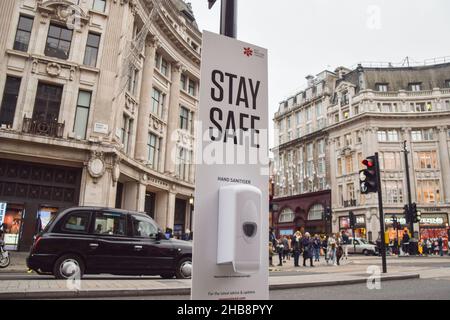London, Großbritannien. 17th Dez 2021. In Oxford Circus, einem der belebtesten Gebiete der Hauptstadt, wurden Schilder mit Handdesinfektionsmitteln angebracht, die „Stay Safe“-Zeichen enthalten, da sich die Omicron-Variante von COVID-19 in Großbritannien ausbreitet. (Foto: Vuk Valcic/SOPA Images/Sipa USA) Quelle: SIPA USA/Alamy Live News Stockfoto