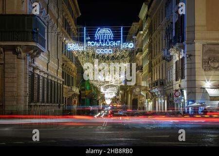 Rom, Italien - 12. Dezember 2021: Die Via del Corso ist mit Weihnachtslichtern geschmückt. Weihnachtliche Neondesigns in der Hauptstadt Italiens. Stockfoto