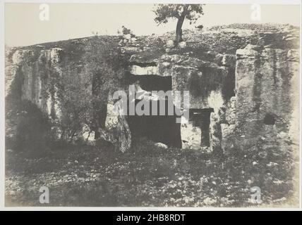 Grabstätte (Höhle) im Tal von Josaphat in Jerusalem, Jérusalem, Vallée de Josaphat. Grotte sépulcrale (Titel auf Objekt), Platte aus dem Buch Auguste Salzmann, Jérusalem. Époques judaïque, romaine, chrétienne, arabe ..., Auguste Salzmann (erwähnt auf Objekt), Drucker: Louis-Désiré Blanquart-Evrard, Frankreich, Drucker: Lille, Verlag: Lille, 1854, Karton, gesalzener Papierdruck, Höhe 234 mm × Breite 338 mm Stockfoto