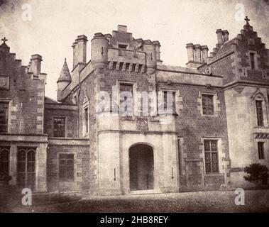 Landhaus in Schottland, William Henry Fox Talbot (zugeschrieben), Schotland, c. 1845, fotografischer Träger, gesalzener Papierdruck, Höhe 185 mm × Breite 228 mm Stockfoto