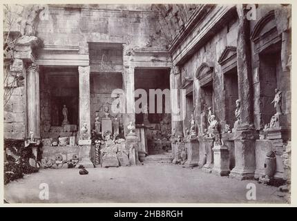 Innenhof des Tempels von Diana in Nimes, Édouard Denis Baldus (zugeschrieben), Frankreich, c. 1859, Karton, Albumin-Print, Höhe 285 mm × Breite 400 mm Stockfoto