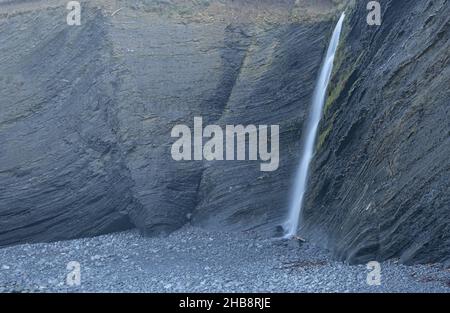 Wasserfall im Flusch von Zumaia, Geopark der Baskenküste Stockfoto