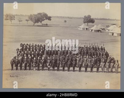 Armeeeinheit mit englischen, schottischen, indischen und afghanischen Soldaten in einem Zeltlager während des zweiten Anglo-Afghan-Krieges, John Burke (auf Objekt erwähnt), Afghanistan, 1878 - 1880, Papier, Albumendruck, Höhe 210 mm × Breite 288 mm Stockfoto