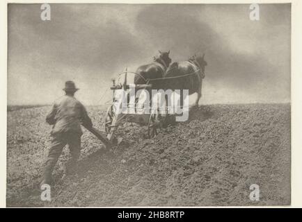 Mann hinter einem Pferdepflug in Suffolk, Ein steifer Zug (Suffolk) (Titel auf Objekt), Peter Henry Emerson (auf Objekt erwähnt), anonym, Suffolk, Herausgeber: Großbritannien, 1883 - 1888, Papier, Pauspapier, Höhe 208 mm × Breite 289 mmhöhe 344 mm × Breite 429 mm Stockfoto