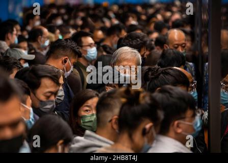 Hongkong, China. 17th Dez 2021. Pendler mit Gesichtsmasken werden gesehen, wie sie auf eine U-Bahn warten, die an einer MTR-Station in Hongkong ankommt. Die Stadt Hongkong ist in Alarmbereitschaft, da eine stark mutierte neue Covid-19-Variante, die als Omicron-Variante bekannt ist, von einem Passagier aus Südafrika entdeckt wurde. (Foto von Miguel Candela/SOPA Images/Sipa USA) Quelle: SIPA USA/Alamy Live News Stockfoto