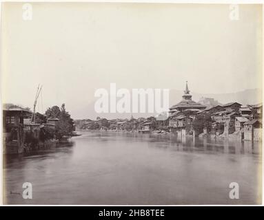 Ansicht von Srinagar in Jammu und Kaschmir in Indien, mit der Shah Hamdan Moschee (Khanqah-e-Moula oder Shah-e-Hamadan Masjid) am Ufer des Jhelum Flusses, Down the River, von der sechsten Brücke (Originaltitel), Diese Aufnahme zeigt wichtige Wahrzeichen aus Kaschmir wurde wahrscheinlich von der Alten Fateh Kadal Brücke genommen. Am rechten Ufer des Jhelum ist die Sha Hamdan Moschee und die Festung auf dem Hari Parbat zu sehen. Es gibt auch einige Hindu- und Sikh-Tempel auf diesem Berg., Samuel Bourne (vom Künstler signiert), Srinagar, 1864, Papier, Albumendruck, Höhe 224 mm × Breite 288 mm Stockfoto