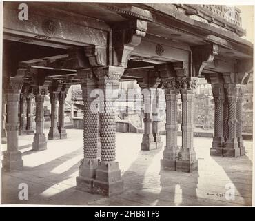 Säulen des Panch Mahal in Fatehpur Sikri, geschnitzte Säulen im Pânch Mehal (Originaltitel), Samuel Bourne (vom Künstler signiert), Fatehpur Sikri, 1863 - 1865, Papier, Albumendruck, Höhe 233 mm × Breite 291 mm Stockfoto