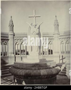 Britisches Denkmal in Bibighar die Belagerung von Kanpur, Indien, der Gedenkbrunnen, die Marmorstatue von Marchetti, vom Eingang aus (Originaltitel), war ein wichtiger Moment im indischen Aufstand von 1857. Die Briten stellten um 1860 ein Denkmal im Brunnen von Bibighar auf, das von Carlo Marochetti entworfen wurde. Die Statue des Engels mit Friedenssymbolen wurde nach der Unabhängigkeit Indiens in die Gedächtniskirche in Kanpur verlegt., Samuel Bourne (vom Künstler signiert), Carlo Marochetti, Kanpur, 1863 - 1870, fotografische Unterstützung, Papier, Albumin-Druck, Höhe 284 mm × Breite 236 Stockfoto