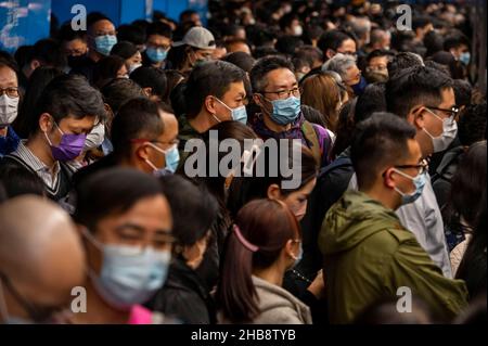 Hongkong, China. 17th Dez 2021. Pendler mit Gesichtsmasken werden gesehen, wie sie auf eine U-Bahn warten, die an einer MTR-Station in Hongkong ankommt. Die Stadt Hongkong ist in Alarmbereitschaft, da eine stark mutierte neue Covid-19-Variante, die als Omicron-Variante bekannt ist, von einem Passagier aus Südafrika entdeckt wurde. (Bild: © Miguel Candela/SOPA Images via ZUMA Press Wire) Bild: ZUMA Press, Inc./Alamy Live News Stockfoto
