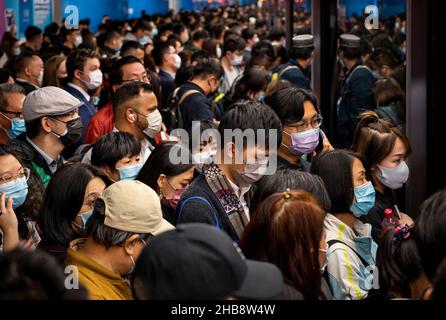 Hongkong, China. 17th Dez 2021. Pendler mit Gesichtsmasken werden gesehen, wie sie auf eine U-Bahn warten, die an einer MTR-Station in Hongkong ankommt. Die Stadt Hongkong ist in Alarmbereitschaft, da eine stark mutierte neue Covid-19-Variante, die als Omicron-Variante bekannt ist, von einem Passagier aus Südafrika entdeckt wurde. (Bild: © Miguel Candela/SOPA Images via ZUMA Press Wire) Bild: ZUMA Press, Inc./Alamy Live News Stockfoto