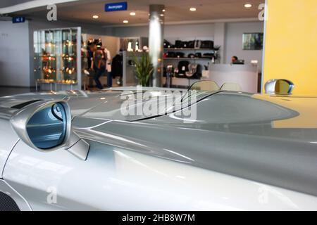 Kiew, Ukraine - 21. August 2011: Luxus grauer Supersportwagen Mercedes-Benz SLR McLaren Stirling Moss Stockfoto