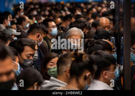 Hongkong, China. 17th Dez 2021. Pendler mit Gesichtsmasken werden gesehen, wie sie auf eine U-Bahn warten, die an einer MTR-Station in Hongkong ankommt. Die Stadt Hongkong ist in Alarmbereitschaft, da eine stark mutierte neue Covid-19-Variante, die als Omicron-Variante bekannt ist, von einem Passagier aus Südafrika entdeckt wurde. (Bild: © Miguel Candela/SOPA Images via ZUMA Press Wire) Bild: ZUMA Press, Inc./Alamy Live News Stockfoto