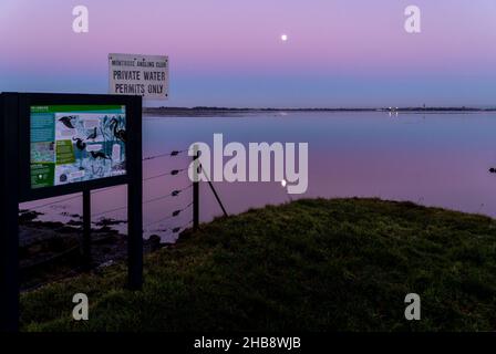 Angus, Großbritannien. 17th Dez 2021. UK Weather, Montrose Basin, Angus, Scotland, UK 17th of Dec 2021: Im Bild - das Montrose Basin in Angus, während die Sonnenuntergänge und der Mond seinen Platz einnehmen, was zu einem dramatischen Himmel voller Farben führt, da die Temperatur heute Abend in Montrose auf -1 sinkt. Kredit: Barry Nixon/Alamy Live Nachrichten/Alamy Live Nachrichten Stockfoto