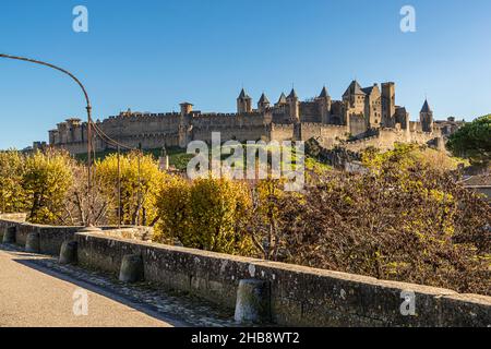 Die alte Stadtfestung von Carcassonne befindet sich hinter der Pont Vieux aus dem 14th. Jahrhundert, die den Fluss Aude überquert Stockfoto