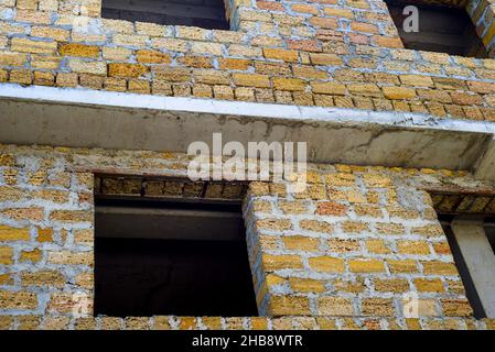 Konstruktion. Eine Mauer aus Schalensteinen. Angezeigt. Stockfoto