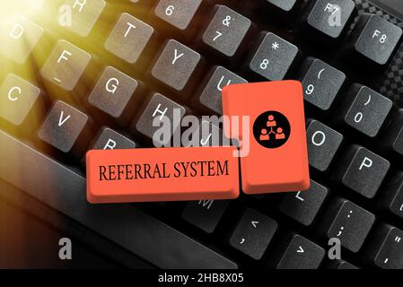 Handschriftszeichen Empfehlungssystem. Wort geschrieben, um den eigenen Patienten zu einem anderen Arzt für die Behandlung Verbindung mit Online-Freunde, Making Stockfoto
