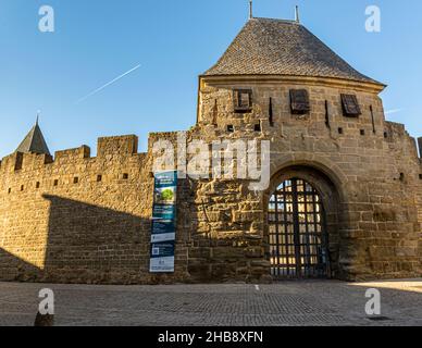 Mittelalterliche Festung auf einem Hügel der Altstadt, genannt Cité von Carcassonne. Carcassonne, Frankreich Stockfoto